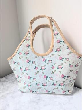 Disney Winnie the Pooh Purse Hand Bag Tote Lunch Box All Over Pattern